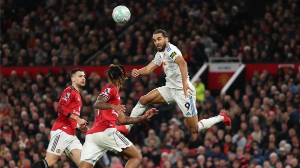 فيديو مانشستر يونايتد يقدم هدية لـ ليفربول ويسقط أمام ليدز في الدوري الإنجليزي