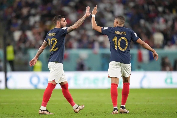 ثيو هيرنانديز يكشف حديثه مع مبابي عن ريال مدريد وحظوظ فرنسا في كأس العالم ثيو هيرنانديز يكشف حديثه مع مبابي عن ريال مدريد وحظوظ فرنسا في كأس العالم