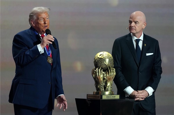 نيويورك تايمز تحالف مشبوه غير مسبوق بين إنفانتينو وترامب نيويورك تايمز تحالف مشبوه غير مسبوق بين إنفانتينو وترامب