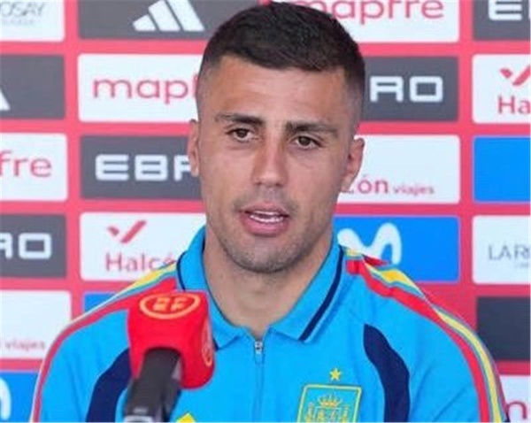 رودري ينهي الجدل حول انتقاله إلى ريال مدريد ويؤكد سأستبدل الكرة الذهبية بـ كأس العالم