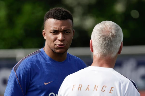 أزمة بين مبابي وديشامب قبل مباراة فرنسا والسنغال في كأس العالم أزمة بين مبابي وديشامب قبل مباراة فرنسا والسنغال في كأس العالم