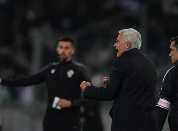 بأوامر من مورينيو ريال مدريد يحسم صفقة ذهبية جديدة بأوامر من مورينيو ريال مدريد يحسم صفقة ذهبية جديدة