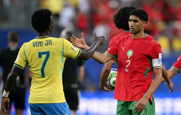 موقف محرج لـ حكيمي وفينيسيوس فيفا يثير الجدل بسبب بروتوكول اللغة في كأس العالم موقف محرج لـ حكيمي وفينيسيوس فيفا يثير الجدل بسبب بروتوكول اللغة في كأس العالم
