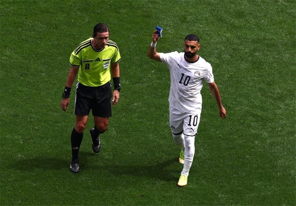 كواليس ما حدث بين حسام حسن ومحمد صلاح بعد استبداله أمام بلجيكا في كأس العالم