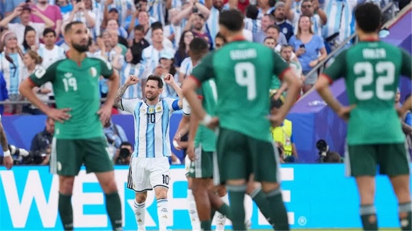 أرشيفو فار توضح مدى أحقية طرد ميسي في مباراة الجزائر والأرجنتين