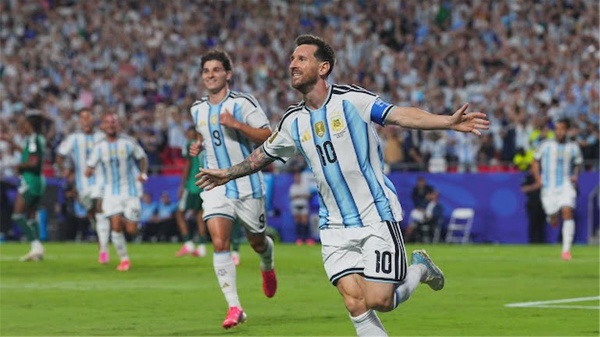 الهاتريك ميسي يواصل التألق ويسجل هدف الأرجنتين الثالث أمام الجزائر الهاتريك ميسي يواصل التألق ويسجل هدف الأرجنتين الثالث أمام الجزائر