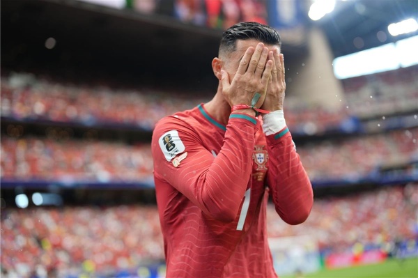 هنري ينتقد أداء رونالدو أمام الكونغو الديمقراطية البرتغال تحتاج للتسجيل وليس أنت هنري ينتقد أداء رونالدو أمام الكونغو الديمقراطية البرتغال تحتاج للتسجيل وليس أنت