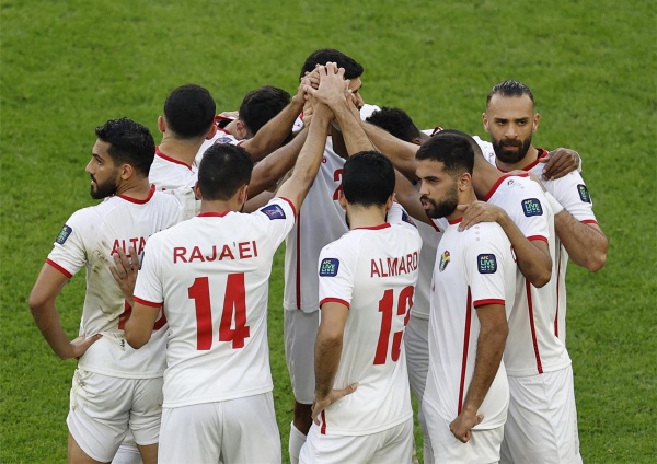 معلقين مباراة الجزائر والأردن اليوم في كأس العالم