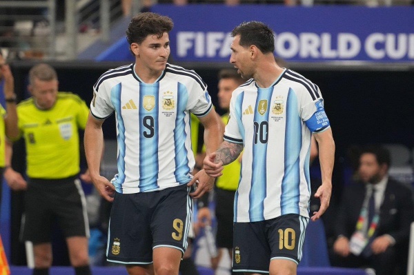 ألفاريز يخالف قواعد منتخب الأرجنتين ويتسبب في وضع محرج لـ ميسي