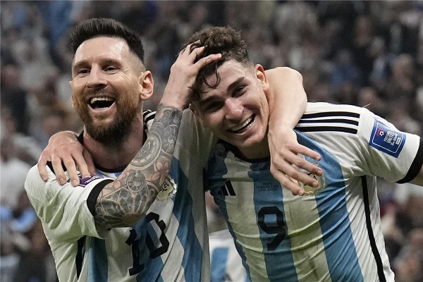 دور ميسي في صفقة انتقال جوليان ألفاريز إلى برشلونة