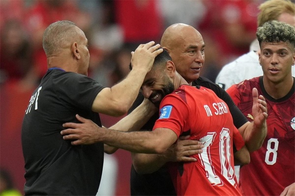 أيقونة مصرية موندو ديبورتيفو تتغنى بـ حسام حسن بعد التألق في كأس العالم