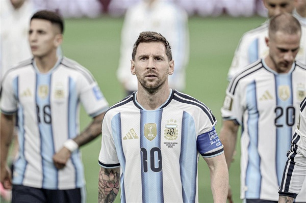 يقيس المسافات كلوب يشيد بذكاء ميسي مع الأرجنتين في كأس العالم
