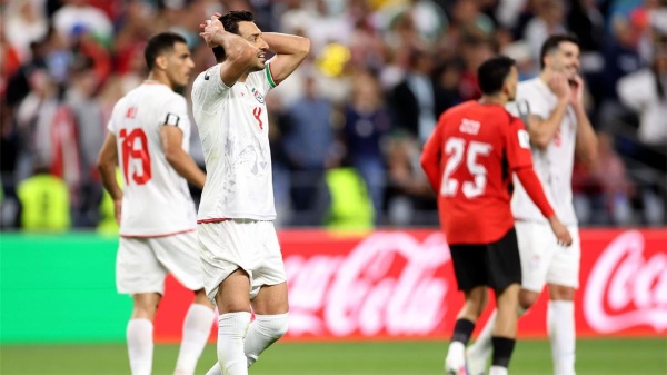 خبير تحكيمي يوضح مدى صحة إلغاء هدف إيران القاتل ويصر ح لاعب مصر أفلت من الإنذار