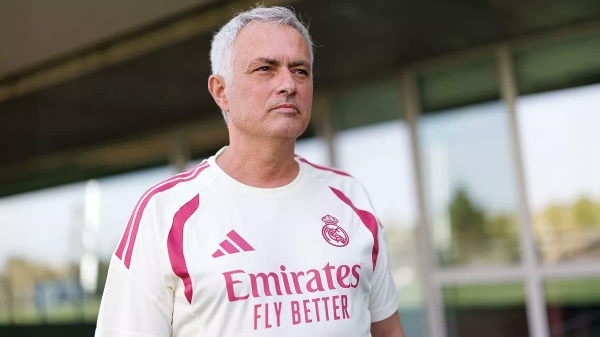 مورينيو أتشرف بالعمل في ريال مدريد وأنا هنا لمساعدة الجميع مورينيو أتشرف بالعمل في ريال مدريد وأنا هنا لمساعدة الجميع