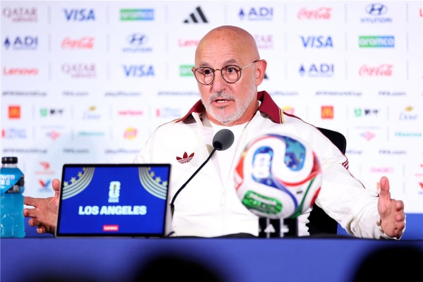 دي لا فوينتي يتغنى بـ ميسي بعد أدائه مع الأرجنتين في كأس العالم دي لا فوينتي يتغنى بـ ميسي بعد أدائه مع الأرجنتين في كأس العالم