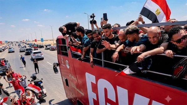 صحيفة أرجنتينية احتفالات بعودة منتخب مصر بعد خروجه من كأس العالم صحيفة أرجنتينية احتفالات بعودة منتخب مصر بعد خروجه من كأس العالم