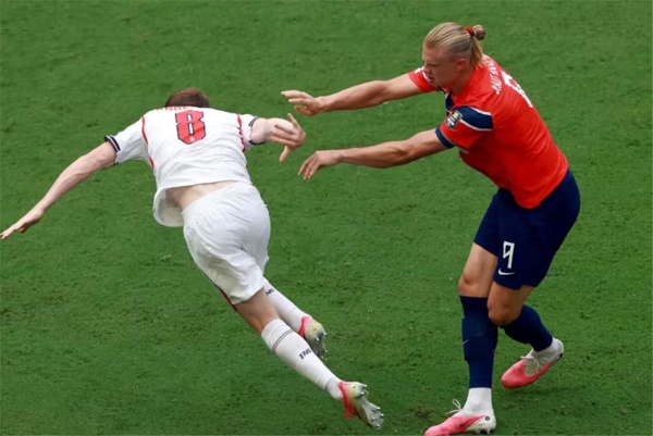 بسبب هالاند إلغاء هدف النرويج الثاني أمام إنجلترا بسبب هالاند إلغاء هدف النرويج الثاني أمام إنجلترا