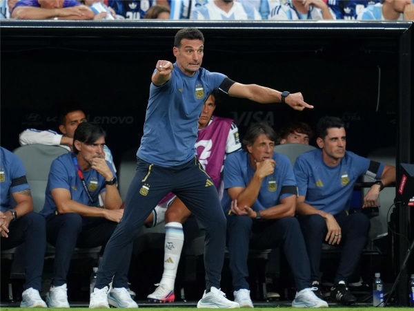 سكالوني الحظ ساندنا أمام سويسرا وهوية خصمنا المقبل لا تشغلنا سكالوني الحظ ساندنا أمام سويسرا وهوية خصمنا المقبل لا تشغلنا