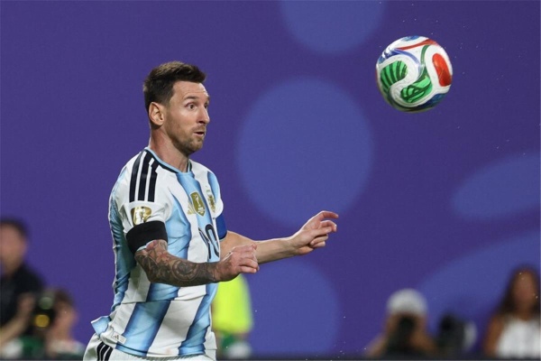 ميسي يتغزل في لاعب الأرجنتين ويعلق على مواجهة إنجلترا بكأس العالم