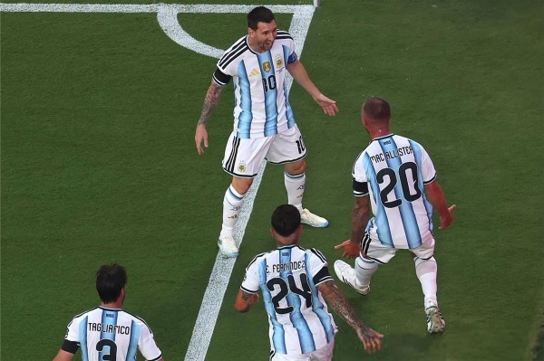 مطالبات بإيقاف لاعب منتخب الأرجنتين وغيابه عن مباراة إنجلترا في كأس العالم مطالبات بإيقاف لاعب منتخب الأرجنتين وغيابه عن مباراة إنجلترا في كأس العالم