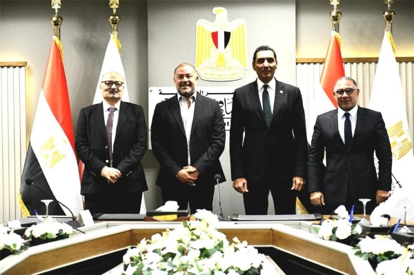 تمهيد ا للدمج وزير الرياضة ورئيس الرابطة يشهدان توقيع اتفاقية بين 4 أندية