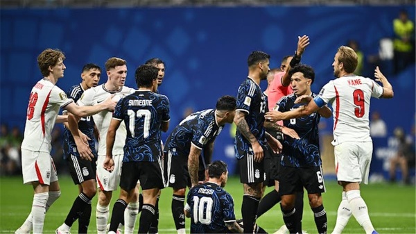 الأرجنتين تضع نفسها في ورطة مع فيفا بعد التأهل إلى نهائي كأس العالم الأرجنتين تضع نفسها في ورطة مع فيفا بعد التأهل إلى نهائي كأس العالم