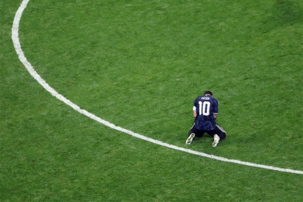 مشيئة الله غالبة أول تعليق من ميسي بعد تأهل الأرجنتين لمواجهة إسبانيا في نهائي كأس العالم مشيئة الله غالبة أول تعليق من ميسي بعد تأهل الأرجنتين لمواجهة إسبانيا في نهائي كأس العالم