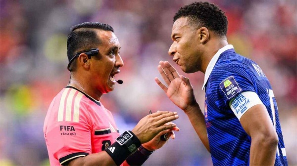 أول رد من فيفا عقب انتقادات ديشامب للتحكيم أول رد من فيفا عقب انتقادات ديشامب للتحكيم