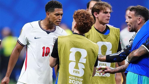 بيلينجهام يصفع لاعب الأرجنتين بعد خروج إنجلترا من كأس العالم بيلينجهام يصفع لاعب الأرجنتين بعد خروج إنجلترا من كأس العالم