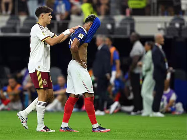 عريضة مشجعين فرنسيين تطالب بإعادة مباراة إسبانيا في نصف نهائي كأس العالم عريضة مشجعين فرنسيين تطالب بإعادة مباراة إسبانيا في نصف نهائي كأس العالم