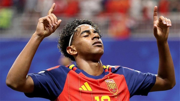 جدة لامين يامال قبل نهائي كأس العالم أحمد الله عندما أراه على التلفزيون جدة لامين يامال قبل نهائي كأس العالم أحمد الله عندما أراه على التلفزيون
