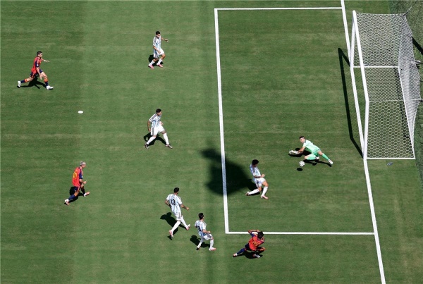 لاعب الأرجنتين يغادر مصاب ا أمام إسبانيا في نهائي كأس العالم لاعب الأرجنتين يغادر مصاب ا أمام إسبانيا في نهائي كأس العالم
