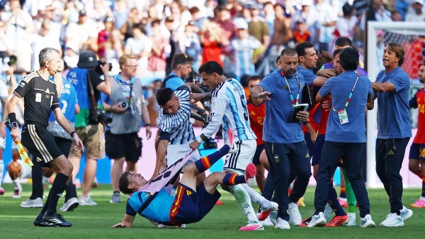 فيديو تفاصيل اعتداء لاعبي الأرجنتين على إسبانيا في نهائي كأس العالم فيديو تفاصيل اعتداء لاعبي الأرجنتين على إسبانيا في نهائي كأس العالم