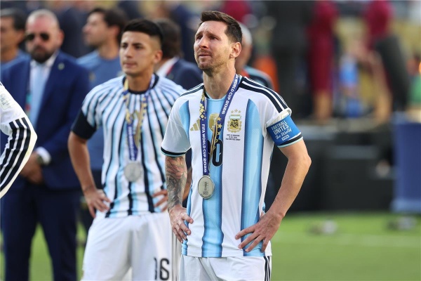 فيديو منتخب الأرجنتين يوجه رسالة عاطفية لـ ميسي بعد بكائه بسبب الخسارة أمام إسبانيا فيديو منتخب الأرجنتين يوجه رسالة عاطفية لـ ميسي بعد بكائه بسبب الخسارة أمام إسبانيا