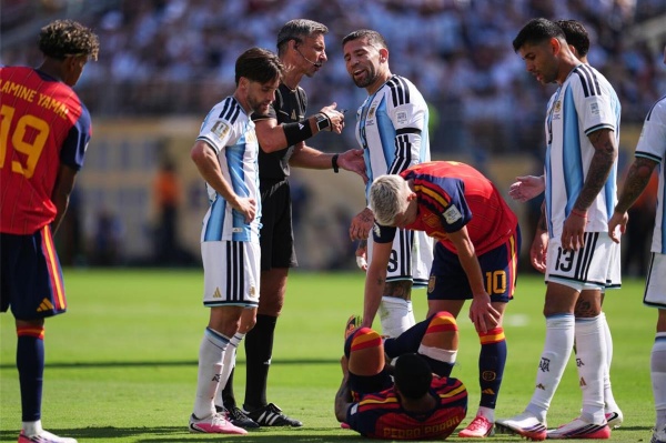 أوتامندي يسخر من لاعب إسبانيا بعد نهائي كأس العالم كنت تبكي طوال الأسبوع أوتامندي يسخر من لاعب إسبانيا بعد نهائي كأس العالم كنت تبكي طوال الأسبوع