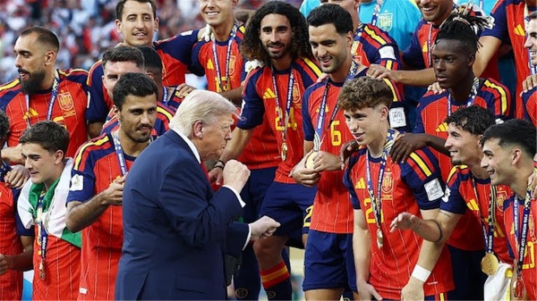 لاعب إسبانيا يتجاهل ترامب بعد التتويج بكأس العالم لاعب إسبانيا يتجاهل ترامب بعد التتويج بكأس العالم