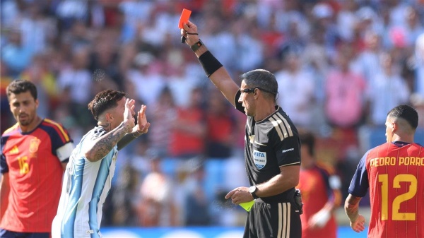 شبكة تحكيمية تقيم أداء حكم مباراة نهائي كأس العالم بين الأرجنتين وإسبانيا شبكة تحكيمية تقيم أداء حكم مباراة نهائي كأس العالم بين الأرجنتين وإسبانيا