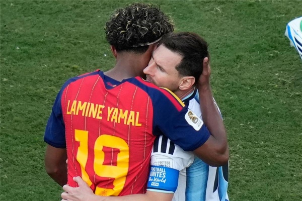 تساوي ميدالية ذهب لامين يامال يكشف كلمات ميسي له بعد نهائي كأس العالم تساوي ميدالية ذهب لامين يامال يكشف كلمات ميسي له بعد نهائي كأس العالم