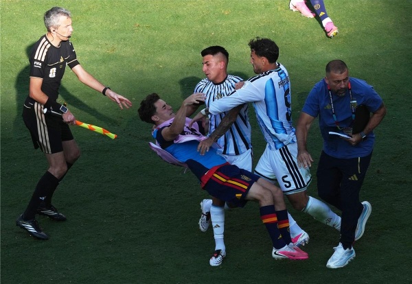 تفاصيل جديدة في عقوبة ثلاثي الأرجنتين بسبب أحداث نهائي كأس العالم 2026 تفاصيل جديدة في عقوبة ثلاثي الأرجنتين بسبب أحداث نهائي كأس العالم 2026