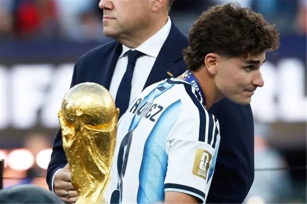 أتلتيكو مدريد يتخذ قرار ا جديد ا تجاه جوليان ألفاريز أتلتيكو مدريد يتخذ قرار ا جديد ا تجاه جوليان ألفاريز