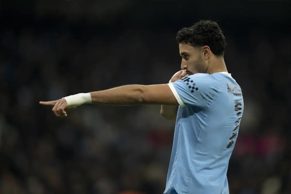 مشجع لتوتنهام يحث فريقه على التعاقد مع عمر مرموش بدلا من لاعب مانشستر سيتي