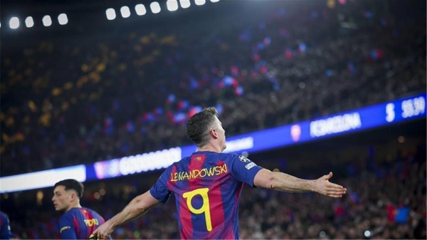 وكيل ليفاندوفسكي خسرنا عرض ا بـ200 مليون يورو بسبب برشلونة