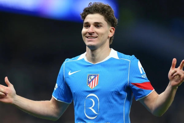 ألفاريز يتلقى نصيحة بالاعتذار لـ أتلتيكو مدريد وبرشلونة يترقب