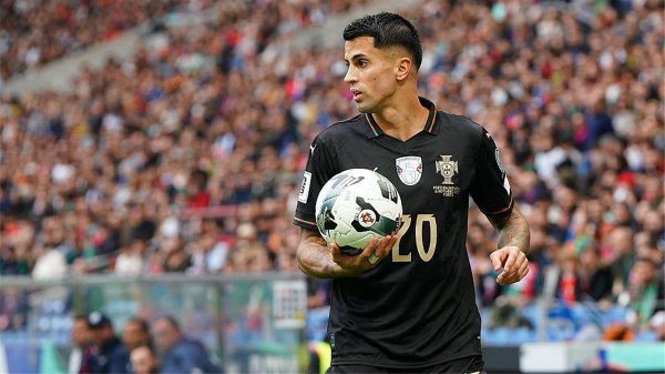 بسبب برشلونة كانسيلو يدخل في حرب مع الهلال السعودي