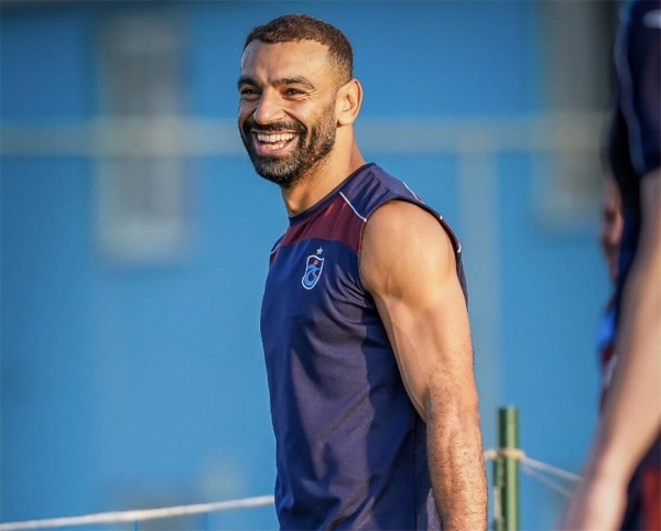 لفتة رائعة من مشجع ليفربول تجاه محمد صلاح بعد انتقاله لـ طرابزون سبور لفتة رائعة من مشجع ليفربول تجاه محمد صلاح بعد انتقاله لـ طرابزون سبور