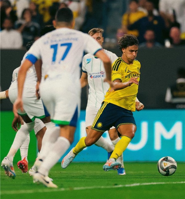 فيديو تحت أنظار رونالدو النصر يسحق الفتح بثلاثية في افتتاح مشواره بالدوري السعودي فيديو تحت أنظار رونالدو النصر يسحق الفتح بثلاثية في افتتاح مشواره بالدوري السعودي