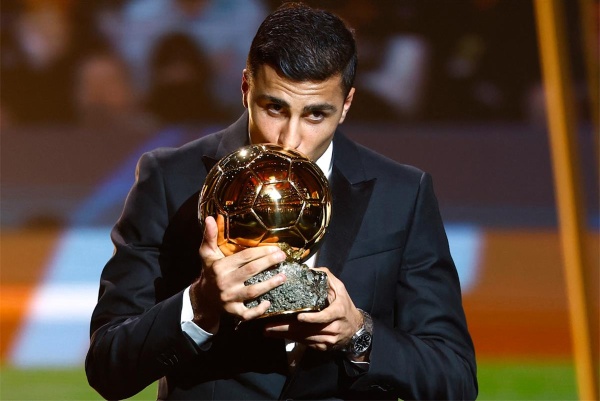 رومانو يكشف كواليس انتقال رودري إلى برشلونة مدة العقد وموقف رئيس ريال مدريد