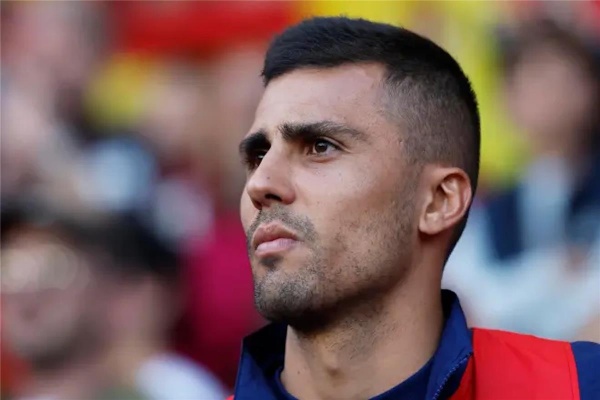 برشلونة يترقب مباراة الأهلي من أجل رودري