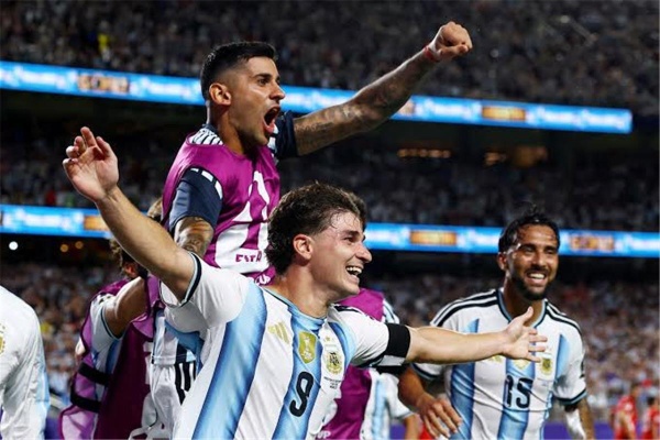 تعليق مثير من روميرو على وضع ألفاريز مع أتلتيكو مدريد تعليق مثير من روميرو على وضع ألفاريز مع أتلتيكو مدريد