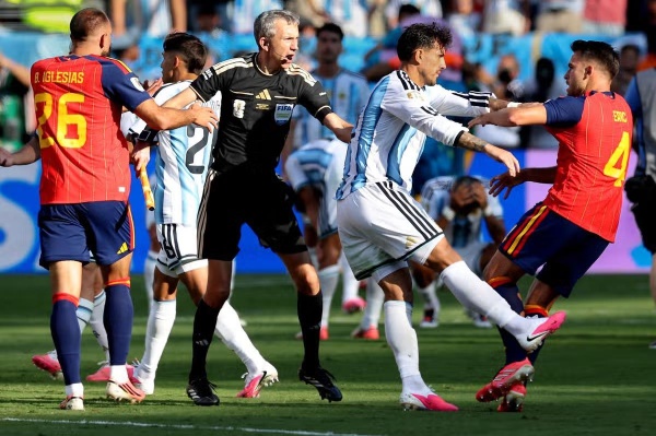 أول رد فعل من الاتحاد الأرجنتيني بعد عقوبات فيفا بسبب نهائي كأس العالم أول رد فعل من الاتحاد الأرجنتيني بعد عقوبات فيفا بسبب نهائي كأس العالم